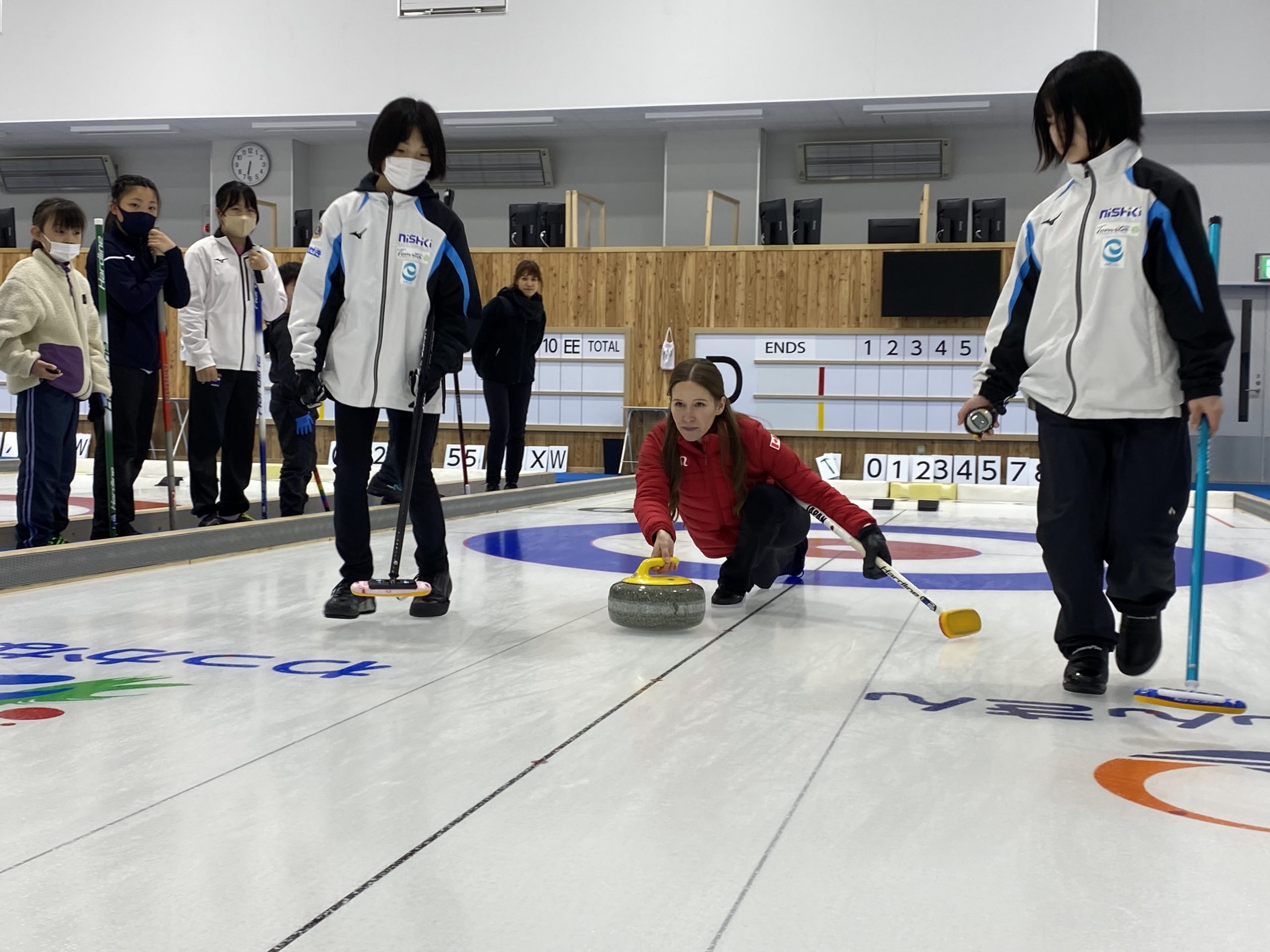 Kaitlyn Lawes holding an on-ice session in Wakkanai © Japan Curling Association