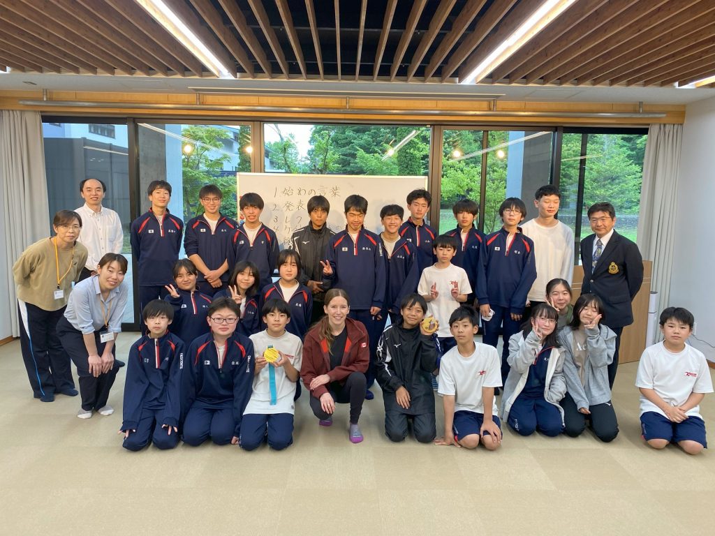 Lawes with school children in Karuizawa © Japan Curling Association