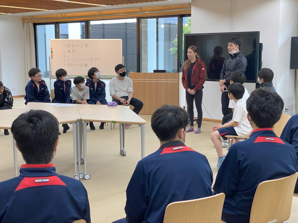 Lawes sharing her Olympic memories with school children in Karuizawa © Japan Curling Association